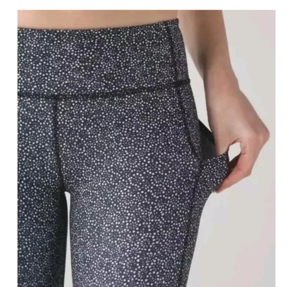 Lululemon Pace Rival Crop Freckle Flower Black‎ and White Print 22